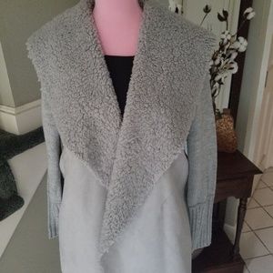 Open sweater with faux fur and suede.